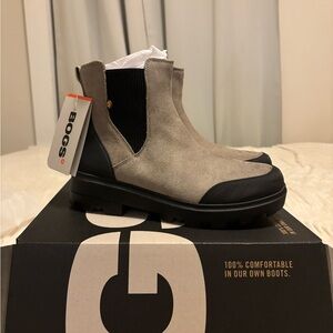 Bogs Womens Tan and Black Chelsea Boots